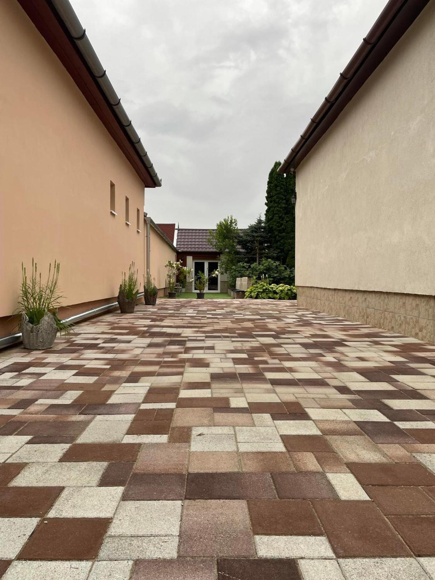 Adam Apartman Hajdúszoboszló Exterior foto